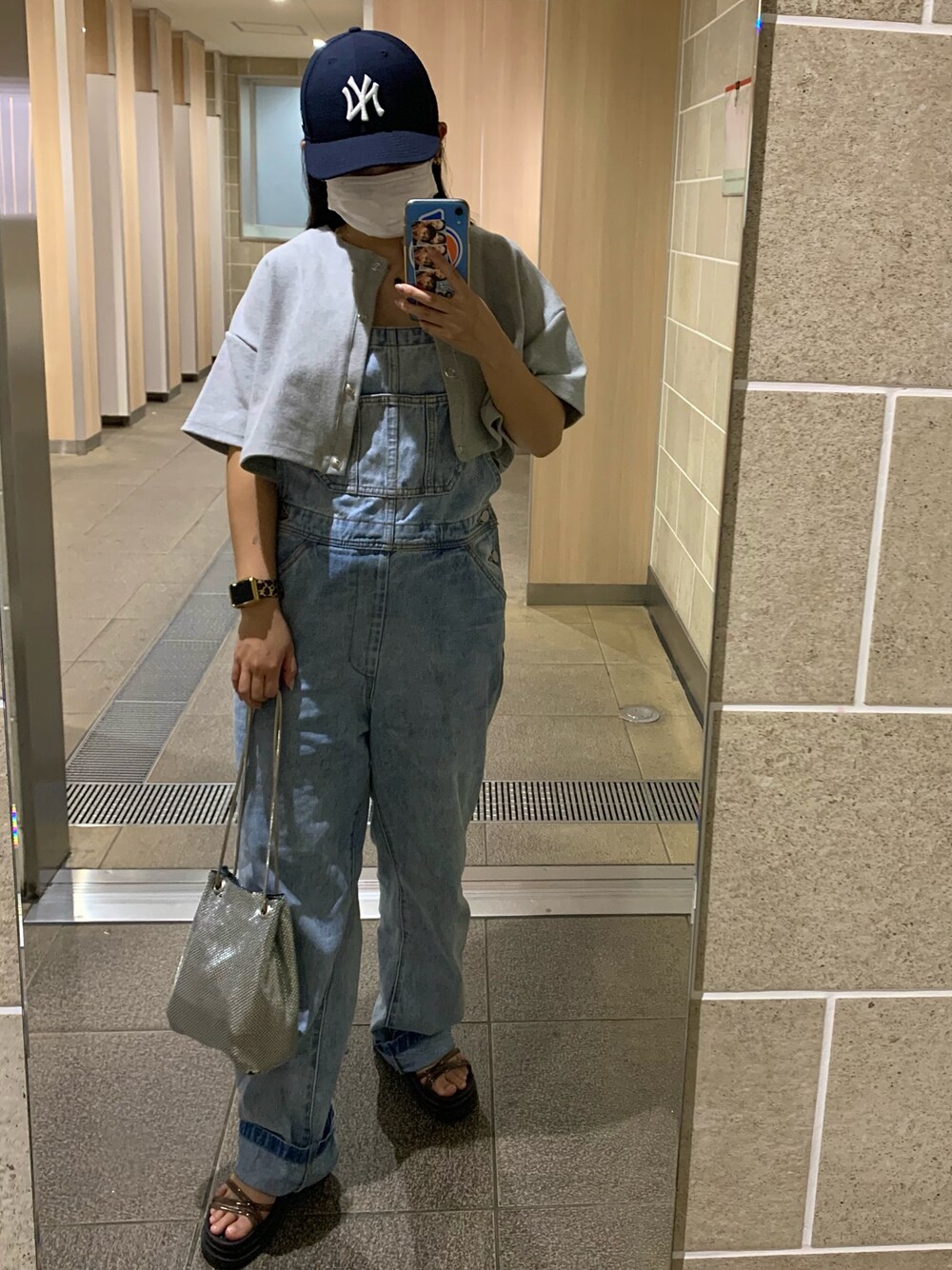 「キャップ、サロペット」｜「Shoes in Closetの☆厚底軽量ソール☆ クリアナローストラップ スポーツサンダル コードサンダル《約5.0㎝ソール》　7438WB（サンダル、ブラック系）」を使った、き むさん（レディース・155cm）の夏コーディネートの1枚目の写真