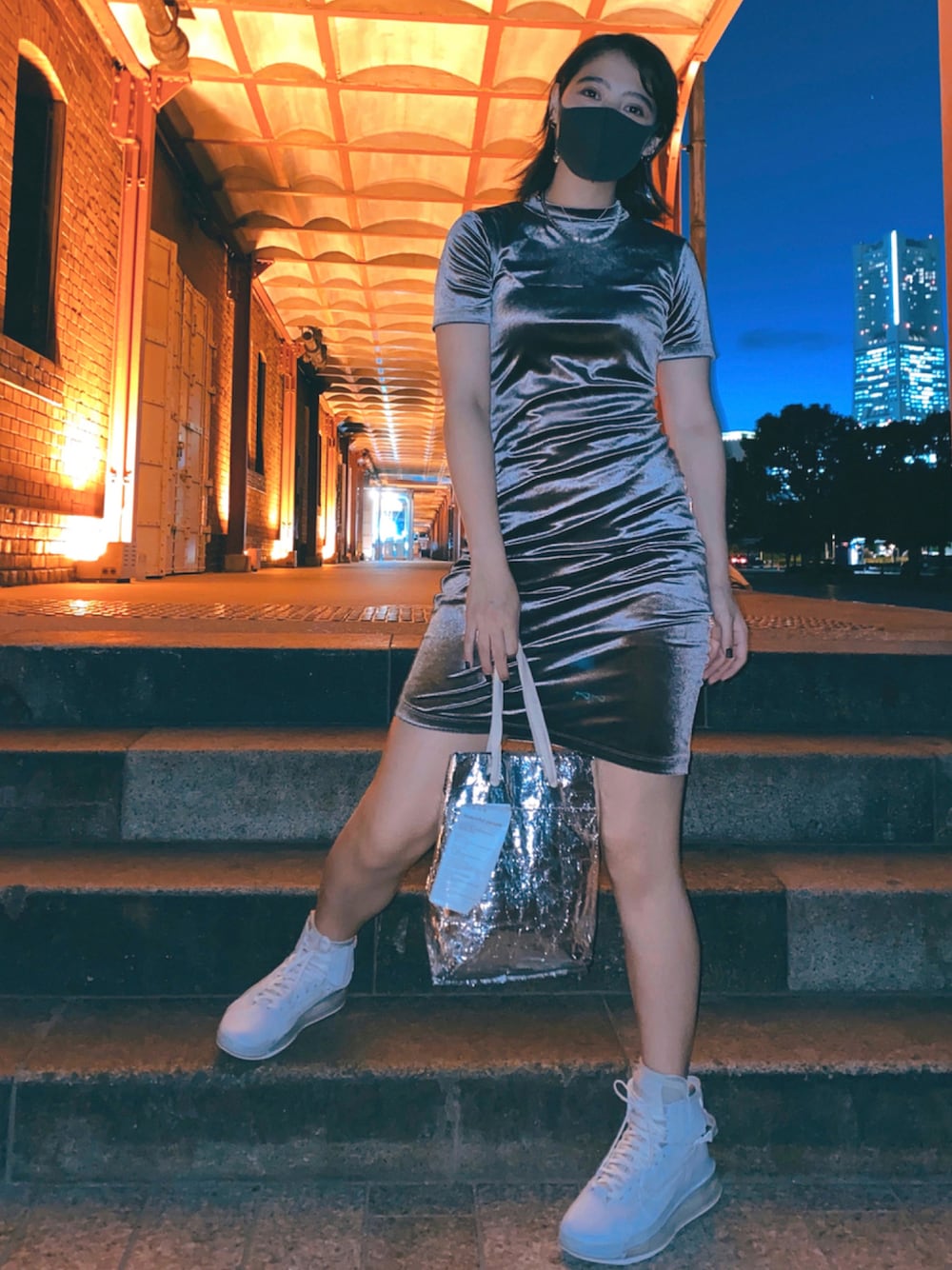 シルバー系のワンピース、シルバー系のエコバッグ/サブバッグ、ホワイト系のスニーカーを着用したレディースの秋コーディネートの1枚目の写真