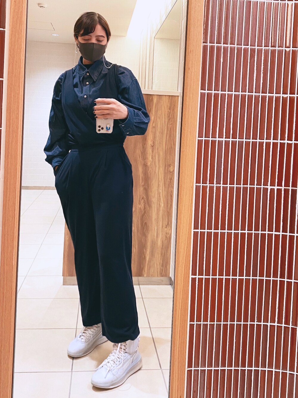 「カジュアルコーデ、シンプル、秋のコーデ、高身長女子、オールインワン、NIKE、NIKE AIR FORCE、スニーカー、デニムシャツ、マスクチェーン、エアフォースワン、UNIQLO U、ネイビー、ネイビーコーデ、ナチュラル」｜「UNIQLOのアイテム（つなぎ/オールインワン、ブルー系）」を使った、マワリさん（レディース・166cm）の秋コーディネートの1枚目の写真