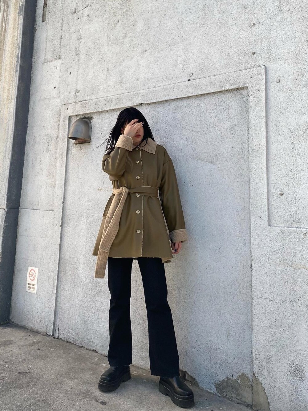 「クリスマスに着たい服、クリスマス、大人女子、きれいめカジュアル、大人カジュアル、ブーツ、EMODA、コート、ムートンコート、ロングコート、冬コーデ、デニム、フレアパンツ、フレアデニム、サイドゴアブーツ」｜「EMODAのヴィンテージライクハイウエストフレアジーンズ（デニムパンツ、ブラック系）」を使った、manamiさん（レディース・168cm）の冬コーディネートの1枚目の写真