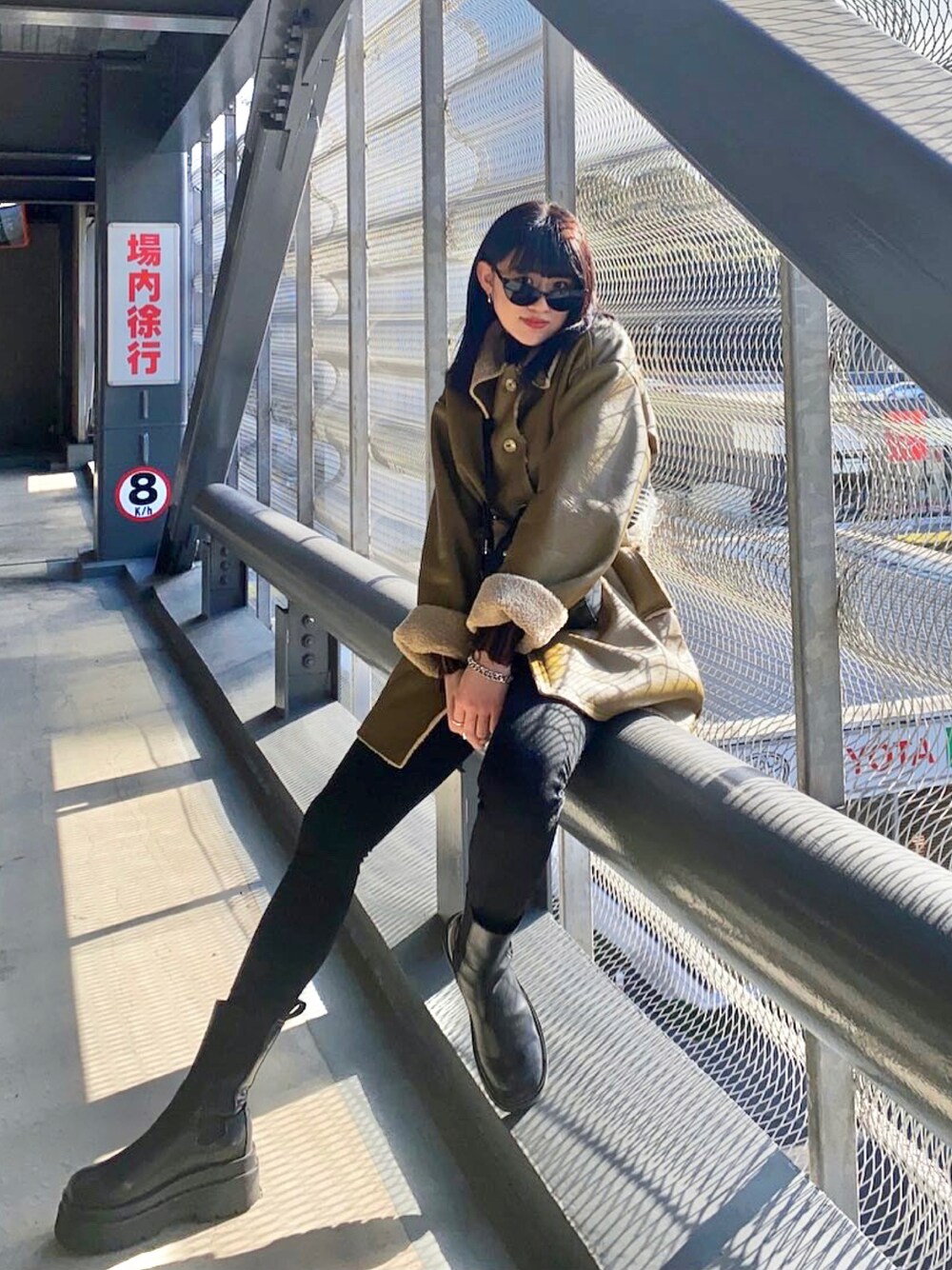 「休日スタイル、お正月、EMODA、オトナ女子、カジュアル、高身長女子、スキニーデニム、スキニー、黒デニム、サイドゴアブーツ、ブーツ、パンツスタイル、サングラス、スタイルアップ、新年一発目」｜「EMODAの【ELDER】NUDEハイウエストデニム（デニムパンツ、ブラック系）」を使った、manamiさん（レディース・168cm）の冬コーディネートの1枚目の写真