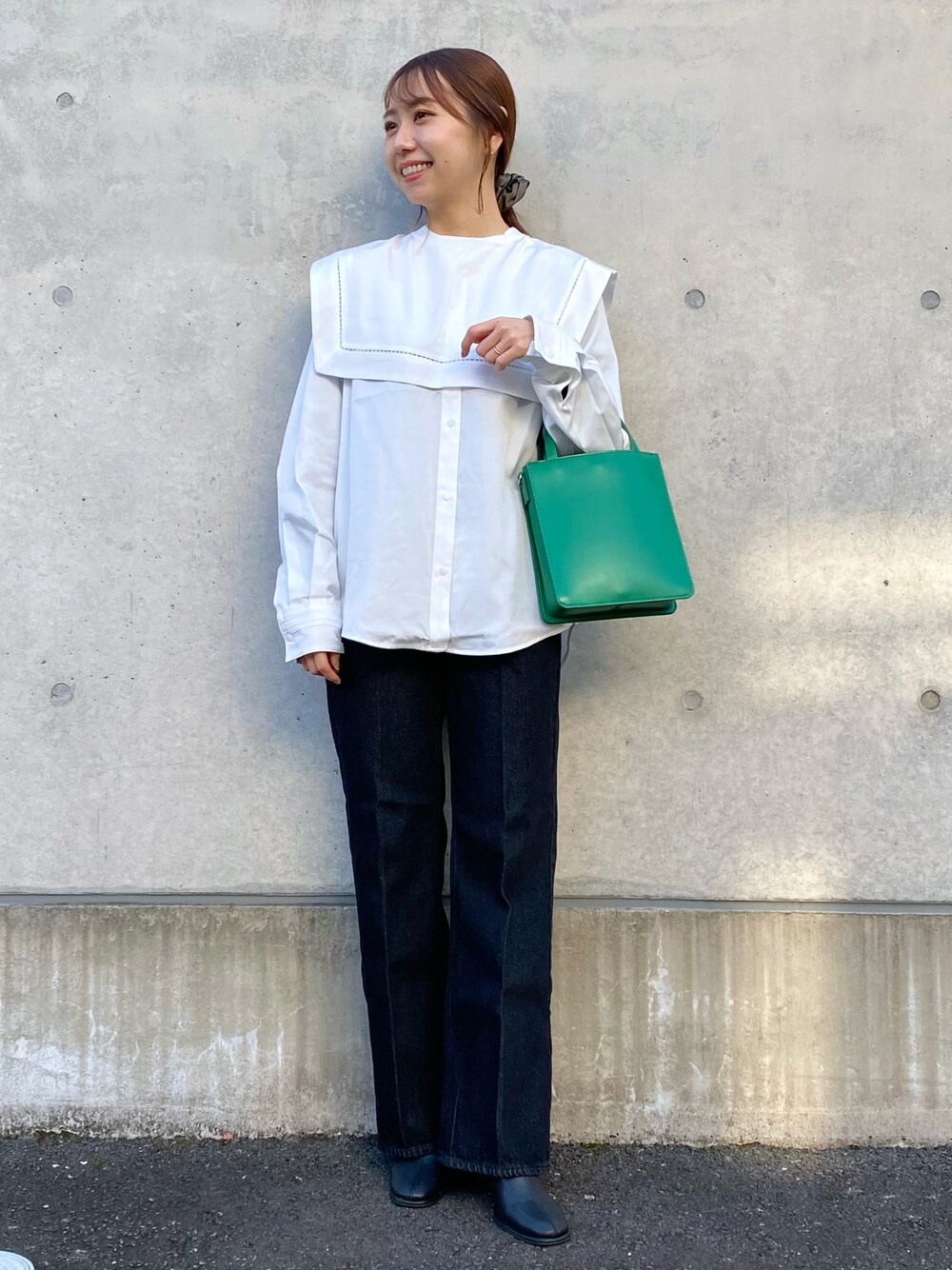 ホワイト系のシャツ/ブラウス、グリーン系のトートバッグ、ブラック系のデニムパンツを着用したレディースの冬コーディネートの1枚目の写真