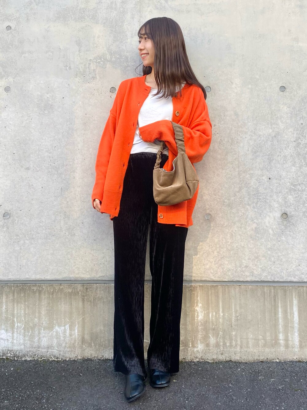 ブラック系のその他パンツ、オレンジ系のカーディガン/ボレロ、ブラック系のその他シューズを着用したレディースの冬コーディネートの1枚目の写真
