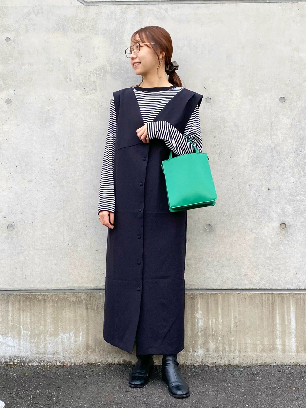 ホワイト系のTシャツ/カットソー、ブラック系のその他シューズ、ブラック系のジャンパースカートを着用したレディースの冬コーディネートの1枚目の写真