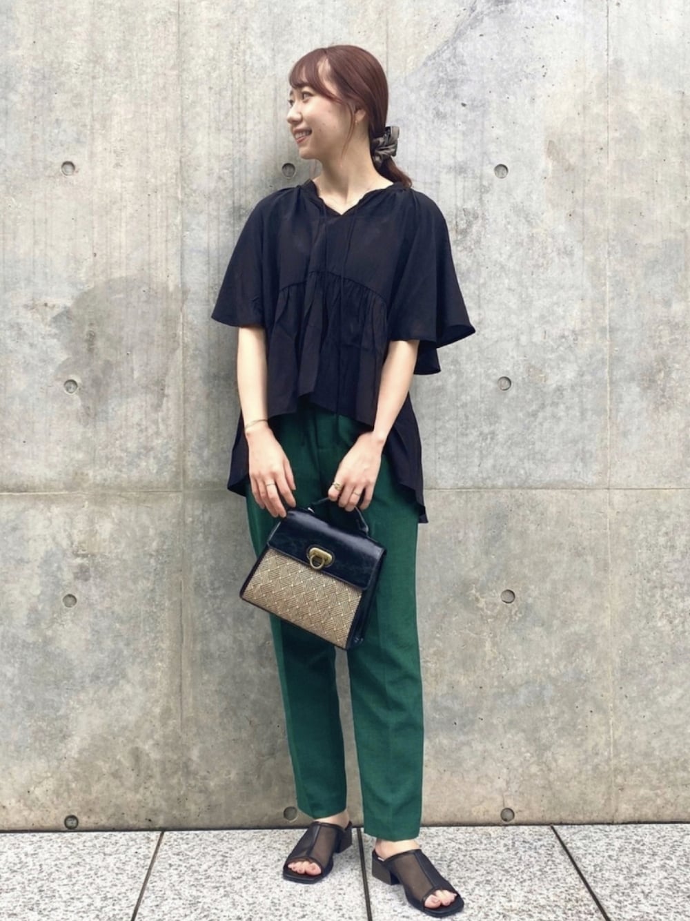 ブラック系のシャツ/ブラウス、グリーン系のその他パンツ、ブラック系のショルダーバッグを着用したレディースの夏コーディネートの1枚目の写真