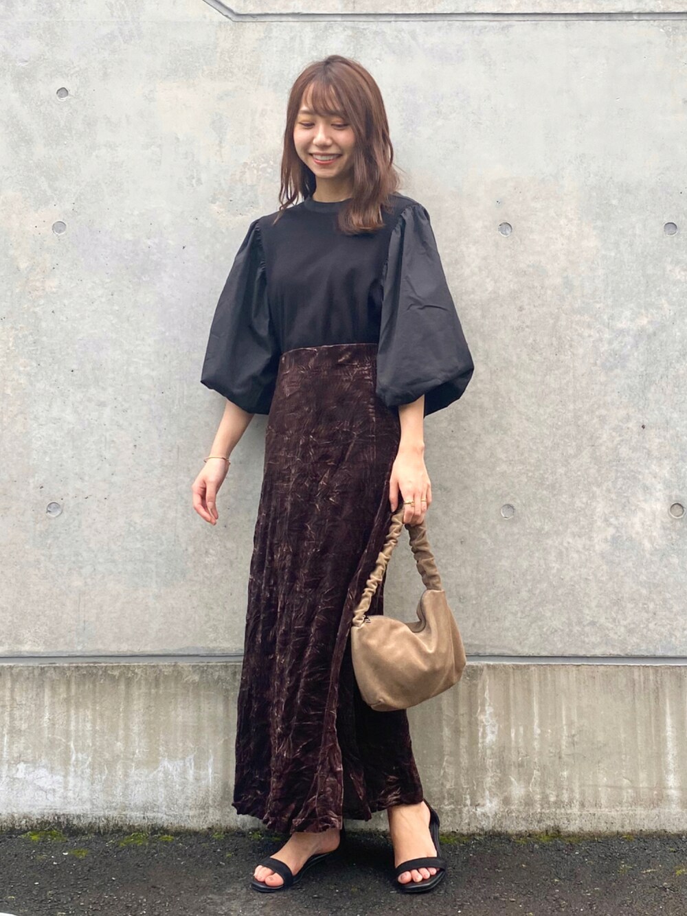 「大人カジュアル、ロングスカート、休日スタイル、ブラウン、プチプラ、SENSEOFPLACE、きれいめカジュアル、シンプルコーデ、ミニバッグ、ラブアンドピース2021」｜「SENSE OF PLACE by URBAN RESEARCHのボリュームスリーブドッキングカットトップ（Tシャツ/カットソー、ブラック系）」を使った、aさん（レディース・155cm）の秋コーディネートの1枚目の写真