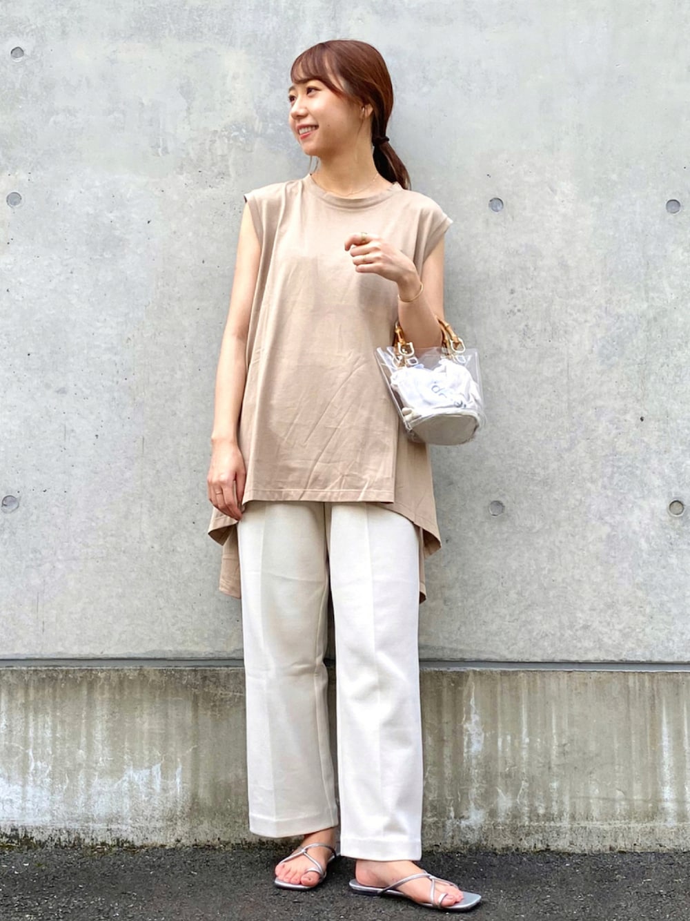 ベージュ系のTシャツ/カットソー、その他のショルダーバッグ、ホワイト系のスラックスを着用したレディースの夏コーディネートの1枚目の写真