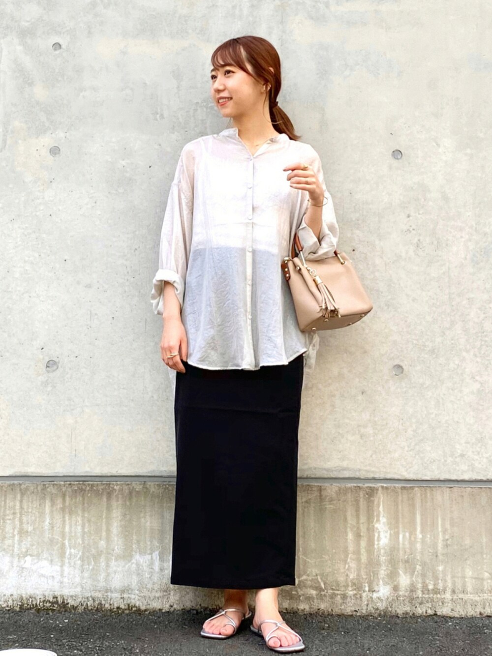 「トートバッグ、モノトーン、休日スタイル、プチプラ、SENSEOFPLACE、きれいめカジュアル、シアーシャツ、夏コーデ、低身長、スクエアトゥ」｜「SENSE OF PLACE by URBAN RESEARCHのハクプリントスタンドカラードルマンシャツ（シャツ/ブラウス、ホワイト系）」を使った、aさん（レディース・155cm）の夏コーディネートの1枚目の写真