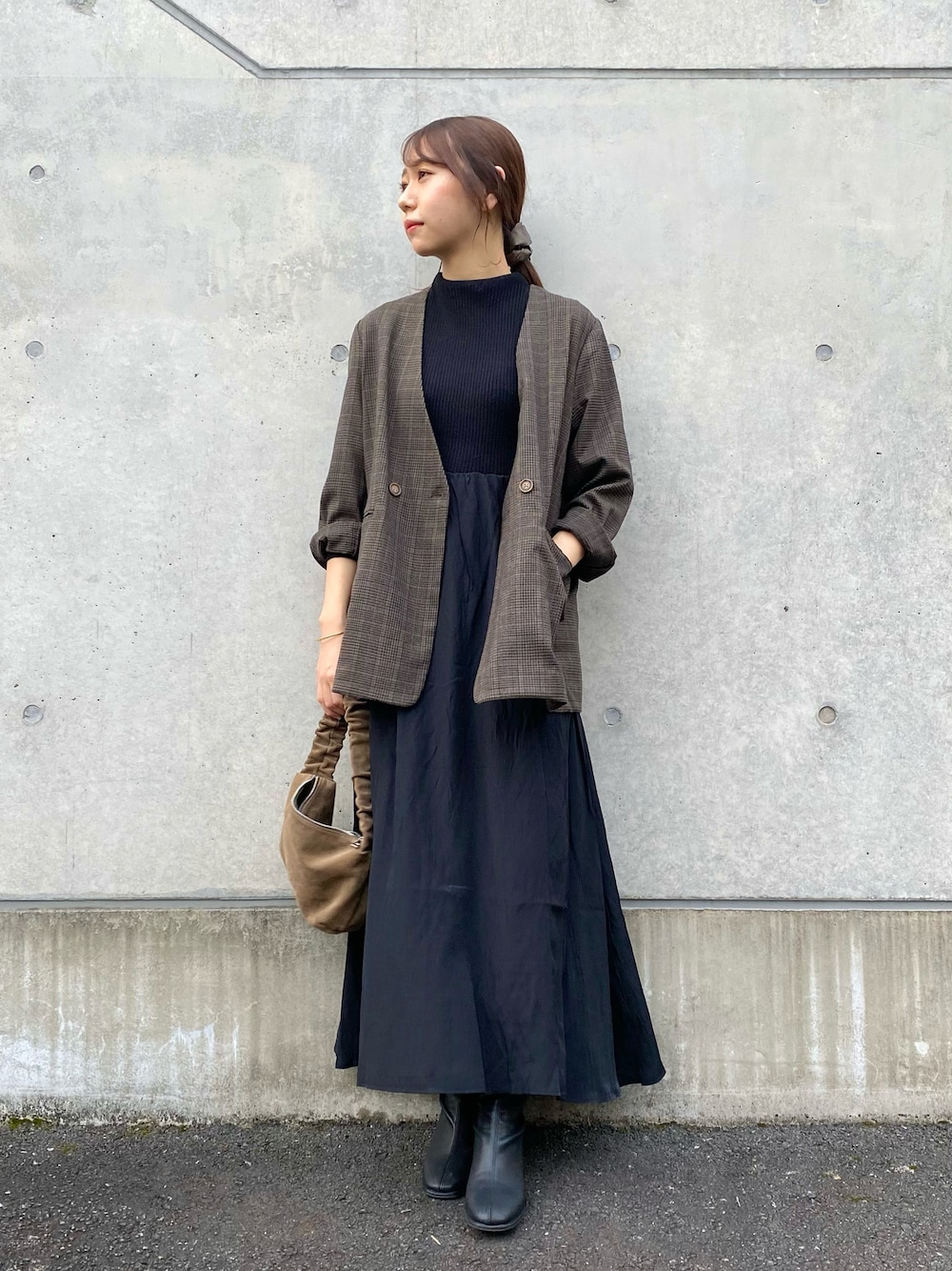 ブラック系のワンピース、ブラウン系のノーカラージャケット、ブラック系のキャミソールを着用したレディースの秋コーディネートの1枚目の写真