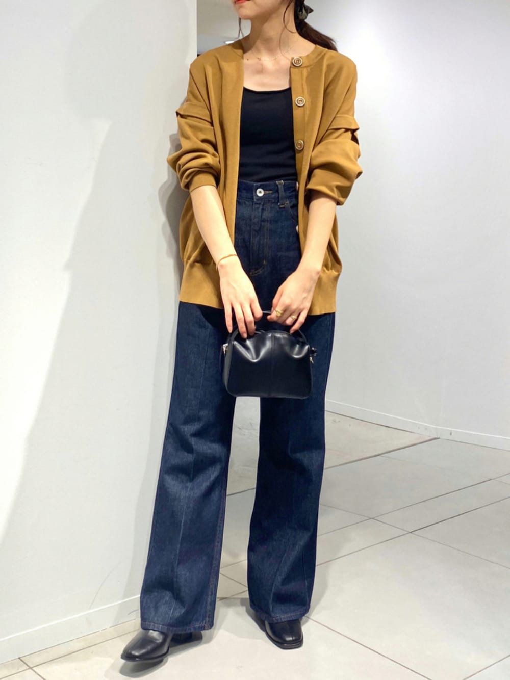 「カーディガン、大人カジュアル、休日スタイル、ブラウン、SENSEOFPLACE、きれいめカジュアル、低身長、デニムコーデ、秋先取りコーデ、秋トレンド2021、スクエアトゥ、ロングブーツ、プチプラ、ワイドパンツ、ミニバッグ」｜「SENSE OF PLACE by URBAN RESEARCHのスウェットライクMALTI WAYカーディガン（カーディガン/ボレロ、イエロー系）」を使った、aさん（レディース・155cm）の夏コーディネートの1枚目の写真