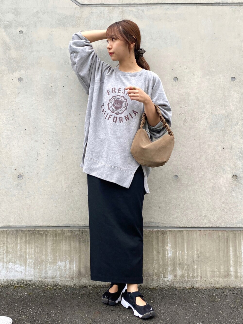 「スウェット、シンプル、NIKE、秋のコーデ、カレッジ、休日スタイル、プチプラ、SENSEOFPLACE、きれいめカジュアル、秋服」｜「SENSE OF PLACE by URBAN RESEARCHの【別注】Champion×SENSE OF PLACE　カレッジスウェット（スウェット、グレー系）」を使った、aさん（レディース・155cm）の秋コーディネートの1枚目の写真