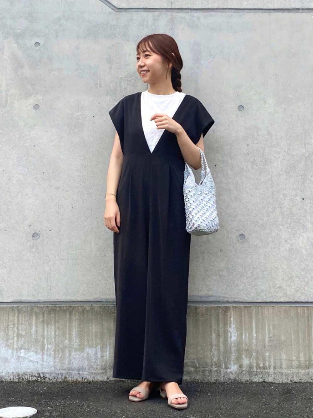 ブラック系のつなぎ/オールインワン、ホワイト系のTシャツ/カットソー、シルバー系のハンドバッグを着用したレディースの夏コーディネートの1枚目の写真
