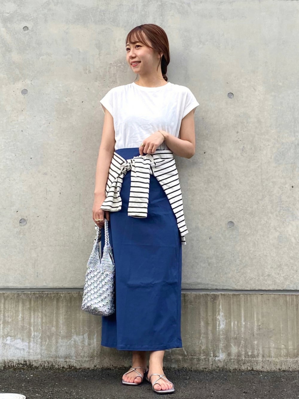 ホワイト系のTシャツ/カットソー、ブルー系のスカート、ホワイト系のTシャツ/カットソーを着用したレディースの夏コーディネートの1枚目の写真