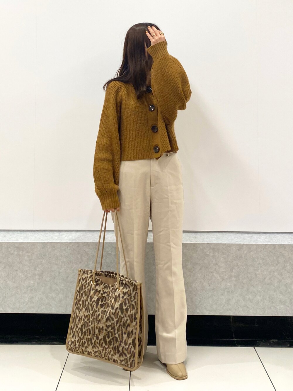ブラウン系のカーディガン/ボレロ、ホワイト系のその他パンツ、その他のトートバッグを着用したレディースの秋コーディネートの1枚目の写真