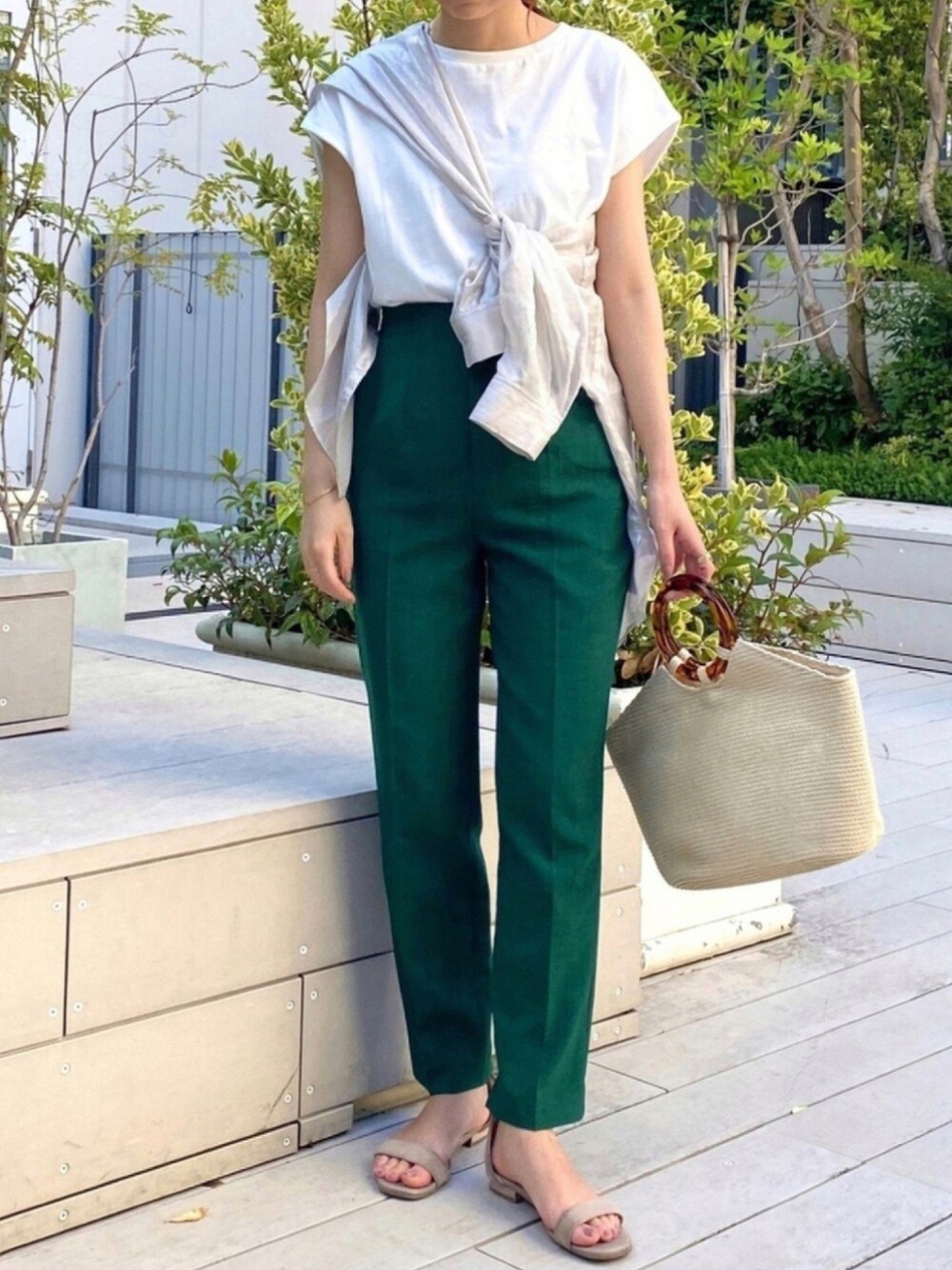 ホワイト系のTシャツ/カットソー、グリーン系のその他パンツ、ベージュ系のサンダルを着用したレディースの夏コーディネートの1枚目の写真