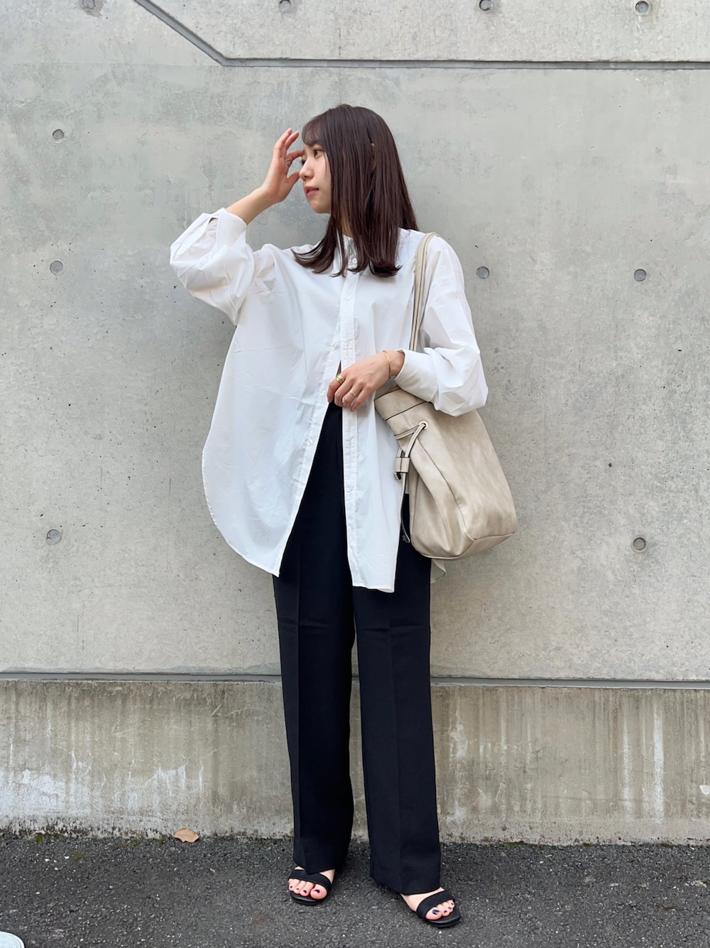 ホワイト系のシャツ/ブラウス、ブラック系のその他パンツ、ブラック系のサンダルを着用したレディースの春コーディネートの1枚目の写真