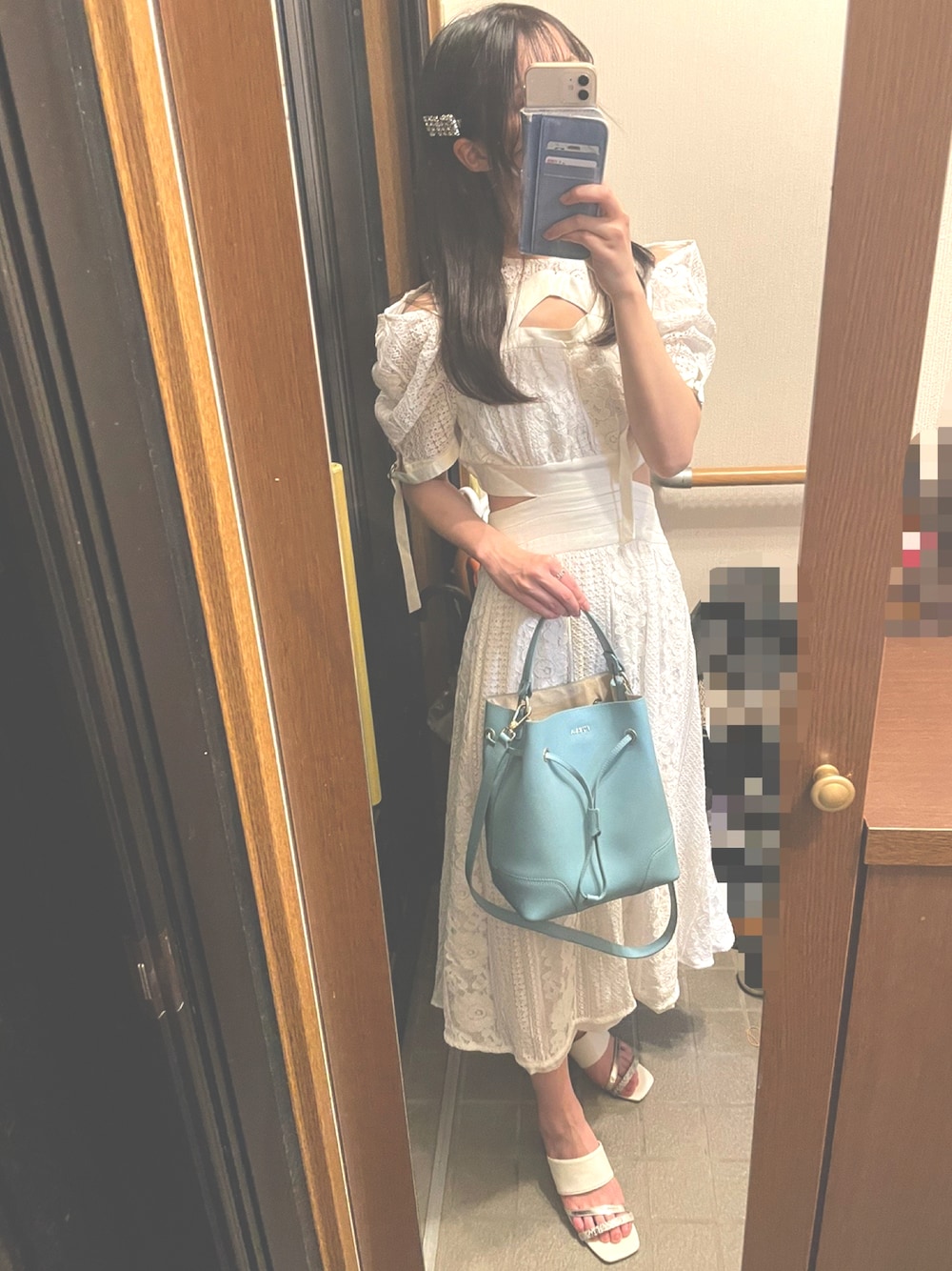 「夏コーデ、カジュアル、おでかけコーデ、大人かわいい、大人ガーリー、ワンピースコーデ、キレイめ、腹チラ」｜「SNIDELのスイッチングデコルテオープンワンピース（ワンピース、ホワイト系）」を使った、ほたるさん（レディース・159cm）の夏コーディネートの1枚目の写真