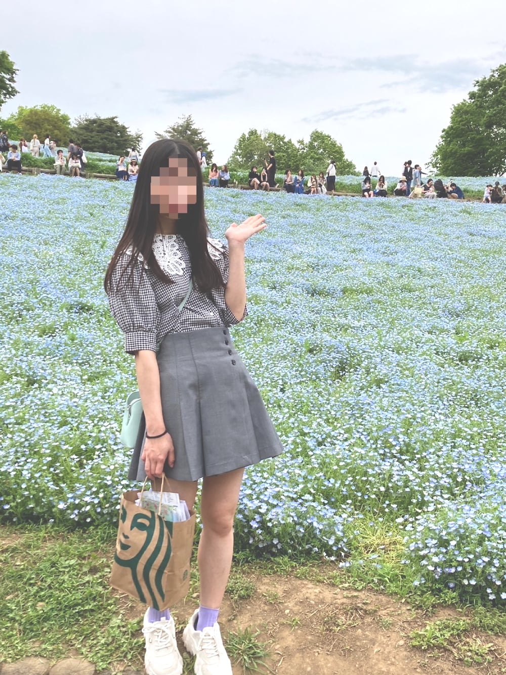 ホワイト系のシャツ/ブラウス、グレー系のその他パンツ、ホワイト系のスニーカーを着用したレディースの春コーディネートの1枚目の写真