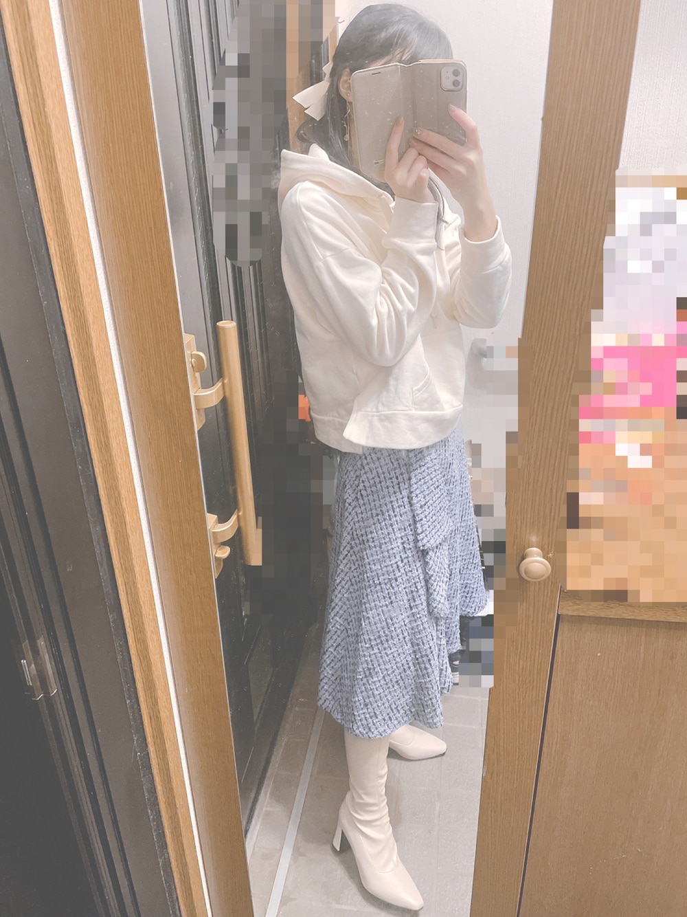 「あったかコーデ、大人ガーリー、オトナカジュアル、淡色コーデ、休日スタイル、ツイード、パーカー、クリスマスに着たい服」｜「31 Sons de modeのラッフルツイードフレアスカート（スカート、ブルー系）」を使った、ほたるさん（レディース・159cm）の冬コーディネートの1枚目の写真