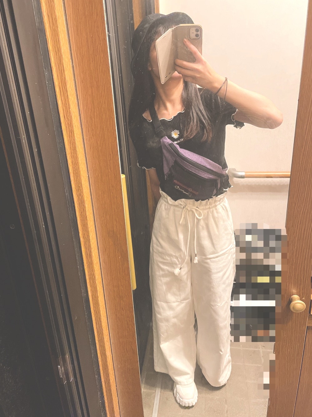 「休日スタイル、休日コーデ、カジュアル、楽チンコーデ、プチプラ、スニーカー、パンツスタイル」｜「no brandのアイテム（Tシャツ/カットソー、ブラック系）」を使った、ほたるさん（レディース・159cm）の秋コーディネートの1枚目の写真