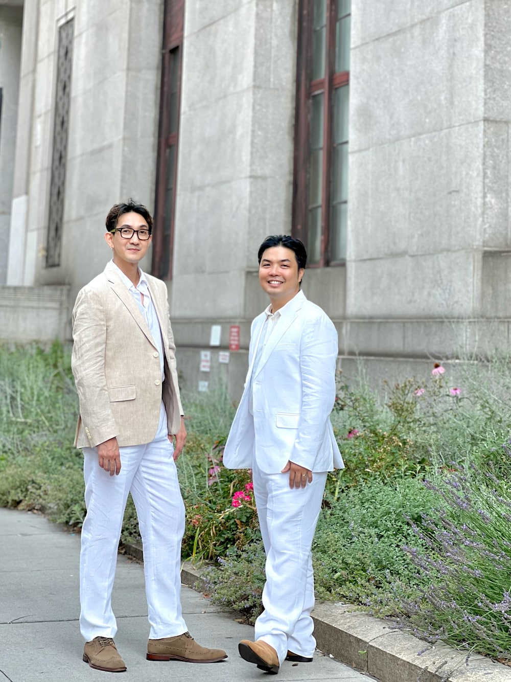 「結婚式、スーツスタイル、カジュアル、カップルコーデ、おしゃれさんと繋がりたい、大人カジュアル、夏コーデ」｜「TOMMY HILFIGERのアイテム（フォーマルスーツ/小物、ベージュ系）」を使った、d29p26buさん（メンズ・174cm）の夏コーディネートの1枚目の写真