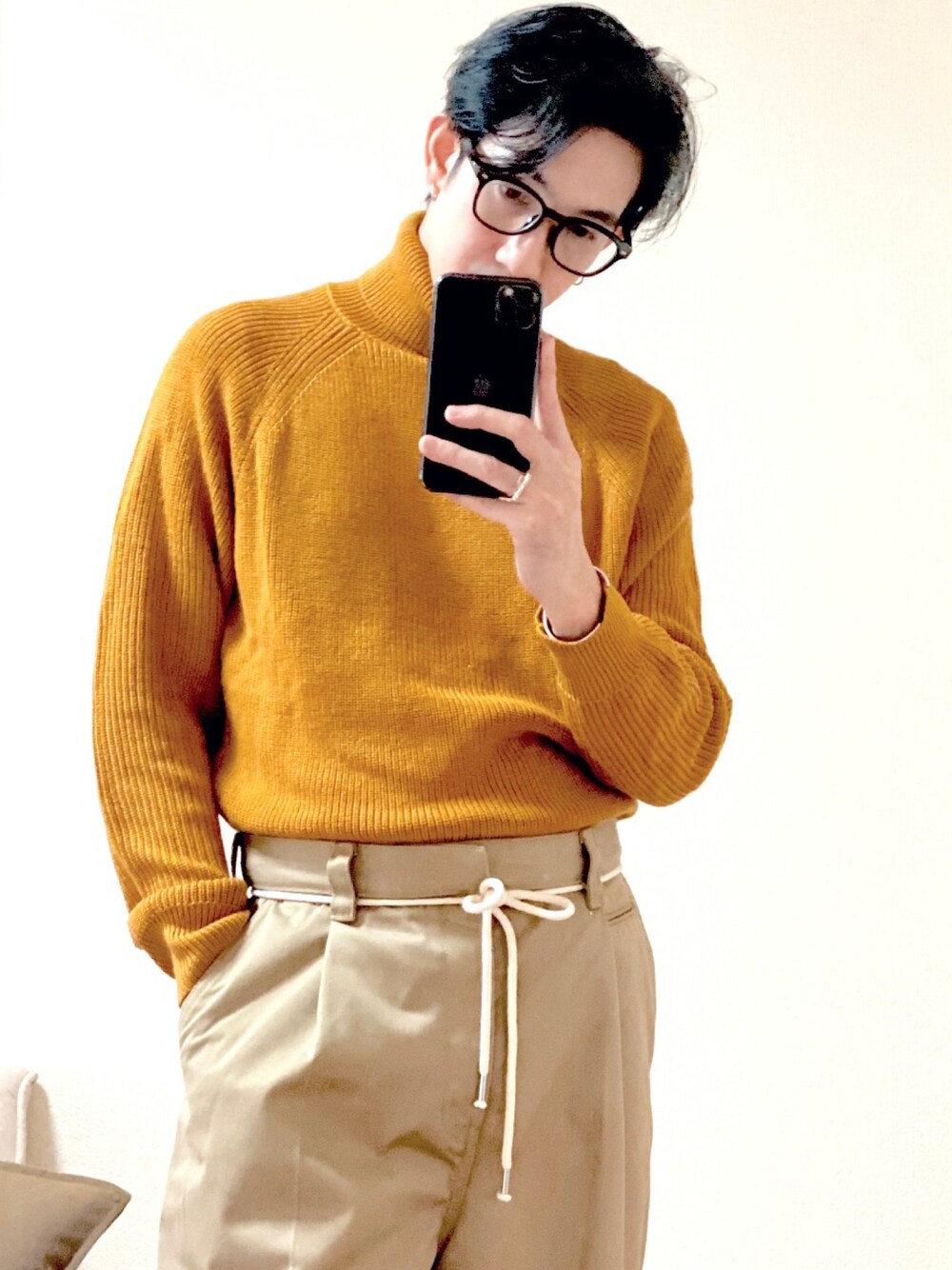 「今日のコーデ、春コーデ、ベージュコーデ、シンプルコーデ、タックイン、ニットコーデ」｜「UNIQLOのアイテム（ニット/セーター、イエロー系）」を使った、d29p26buさん（メンズ・174cm）の春コーディネートの1枚目の写真