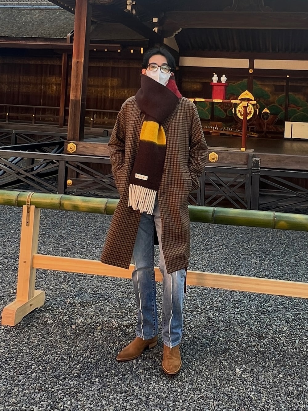 「今日のコーデ、秋冬コーデ、サイドゴアブーツ、おしゃれさんと繋がりたい、大人カジュアル、MARNI、デニムパンツ、マルニスカーフ、ロングコート」｜「MARNIのSCARF/ボーダーマフラー（マフラー、ブラウン系）」を使った、d29p26buさん（メンズ・174cm）の冬コーディネートの1枚目の写真