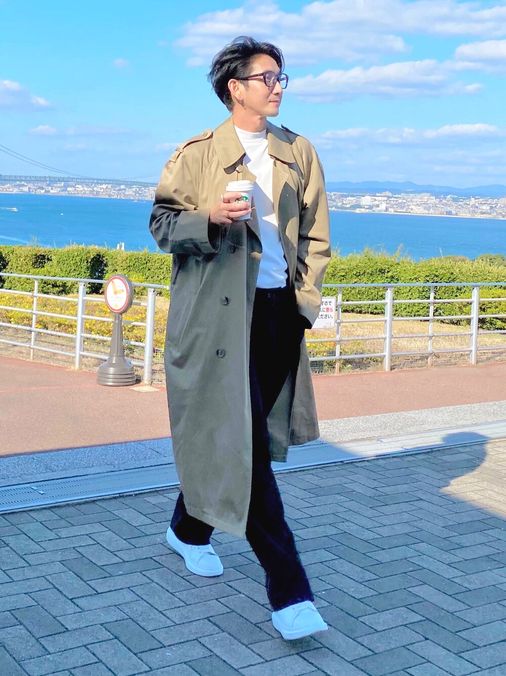 「秋のコーデ、トレンチコート、ストリート、シンプルコーデ、スニーカーコーデ、白Tシャツ」｜「古着屋のアイテム（トレンチコート、ベージュ系）」を使った、d29p26buさん（メンズ・174cm）の秋コーディネートの1枚目の写真