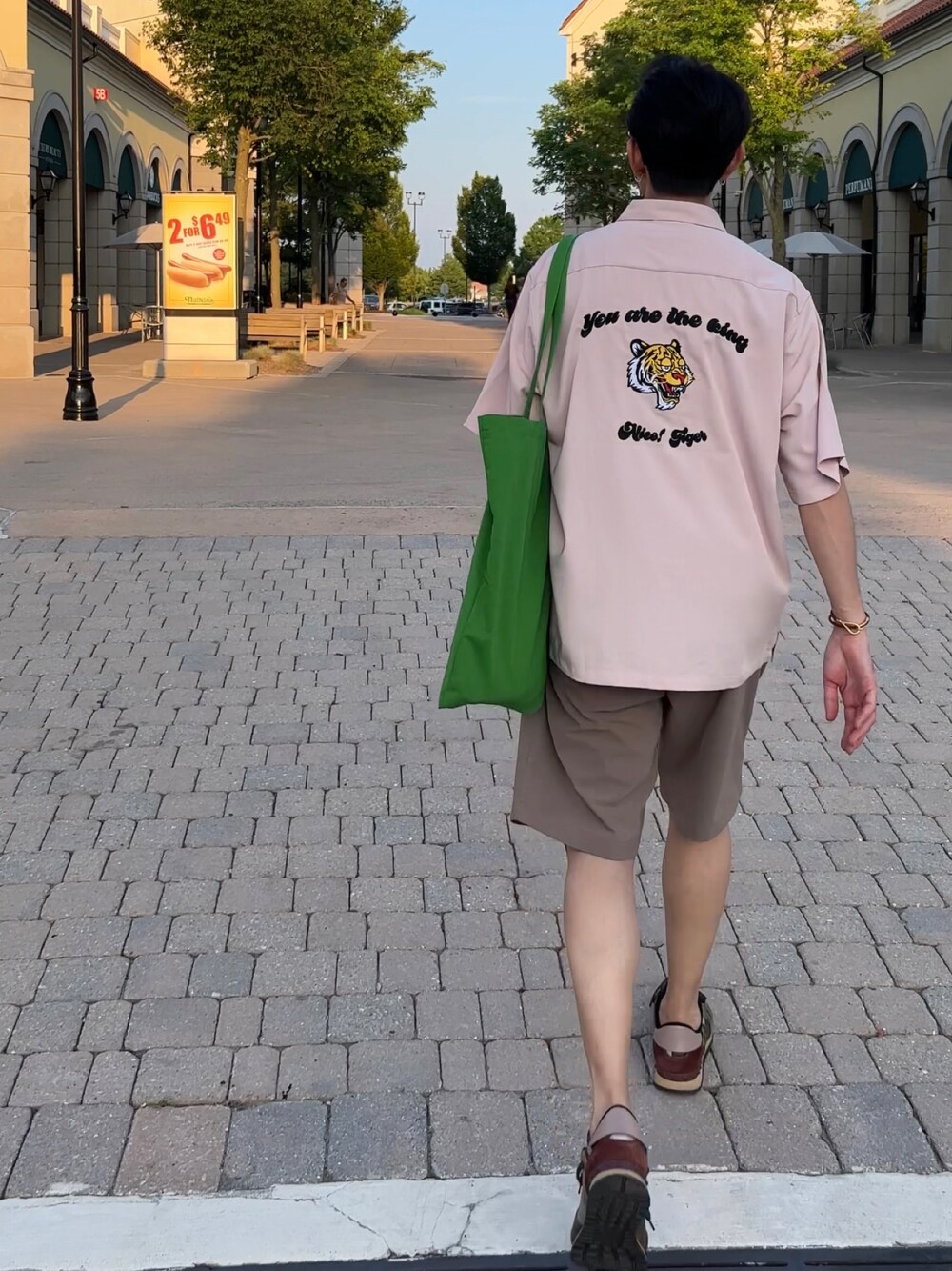 「シンプル、今日のコーデ、スニーカーコーデ、トートバッグ、ベージュコーデ、ショートパンツ」｜「UNIQLOのアイテム（パンツ、ベージュ系）」を使った、d29p26buさん（メンズ・174cm）の夏コーディネートの1枚目の写真