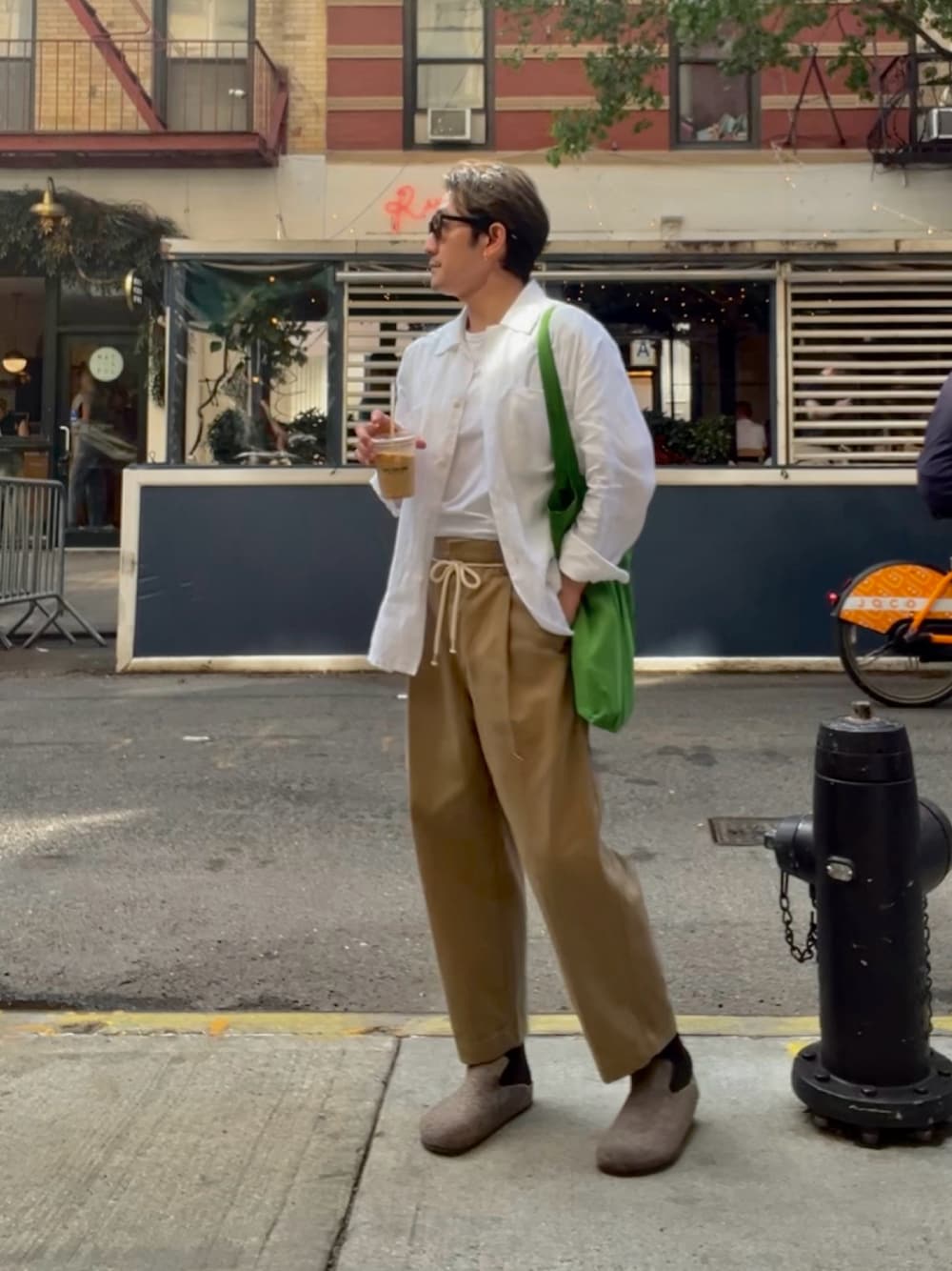 「今日のコーデ、ストリート、casual、トートバッグ、ビルケンシュトック、サンダル、おしゃれさんと繋がりたい」｜「MUHETのポケット付きトートバッグ（トートバッグ、グリーン系）」を使った、d29p26buさん（メンズ・174cm）の春コーディネートの1枚目の写真