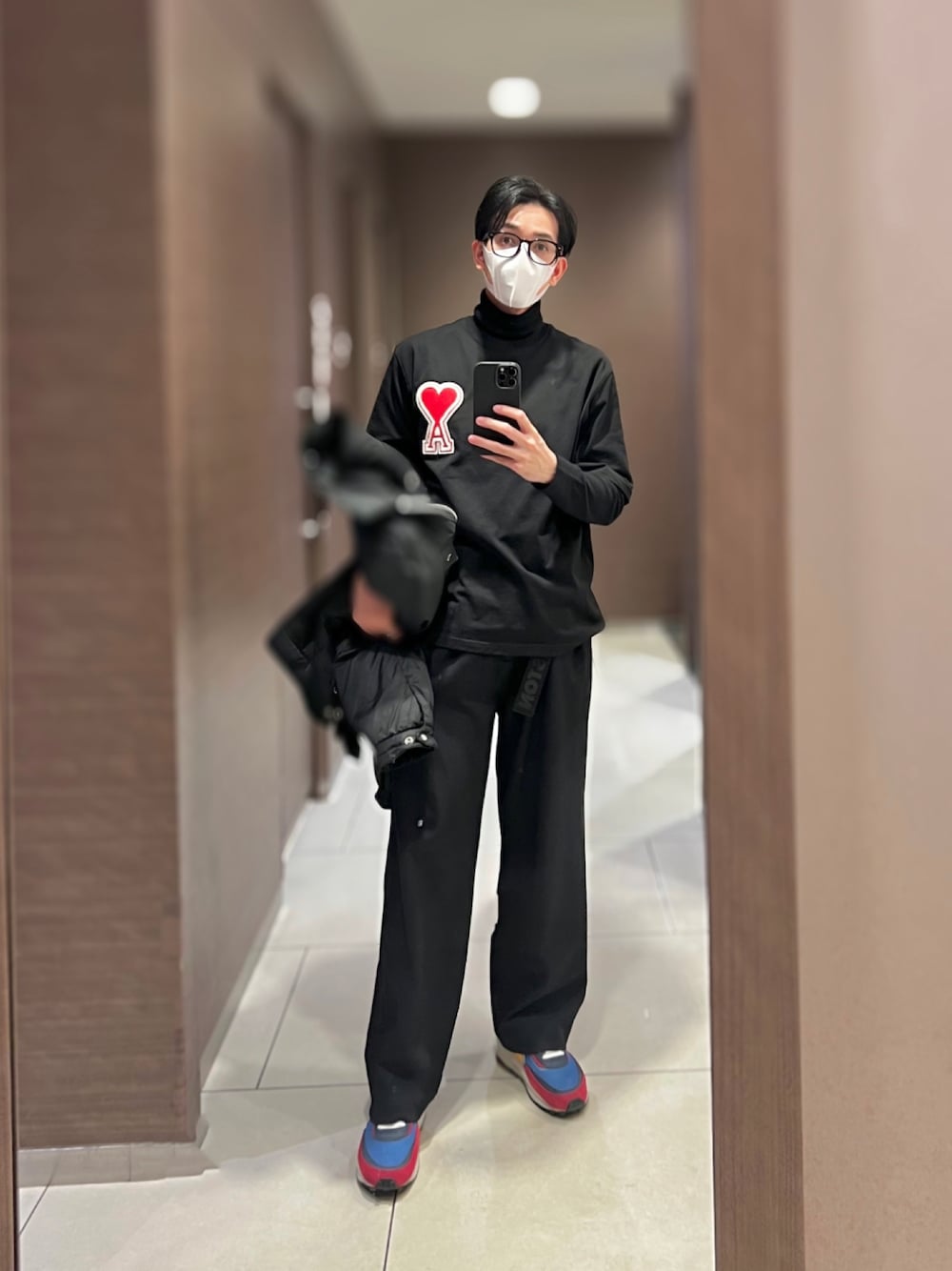 「nikesacai、streetstyle、sneakerstyle、ootd、kotd、今日のコーデ、スニーカーコーデ、amiparis、おしゃれさんと繋がりたい」｜「amiのAMI Oversized Logo-Appliquéd Cotton-Jersey T-Shirt（Tシャツ/カットソー、ブラック系）」を使った、d29p26buさん（メンズ・174cm）の春コーディネートの1枚目の写真