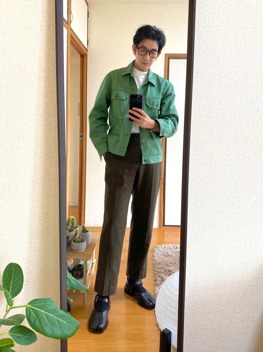 「UNIQLO、今日のコーデ、春コーデ、デニム、足袋ブーツ、Maison Margiela、おしゃれさんと繋がりたい、チノパン」｜「Maison MargielaのSANDAL（サンダル、ブラック系）」を使った、d29p26buさん（メンズ・174cm）の春コーディネートの1枚目の写真