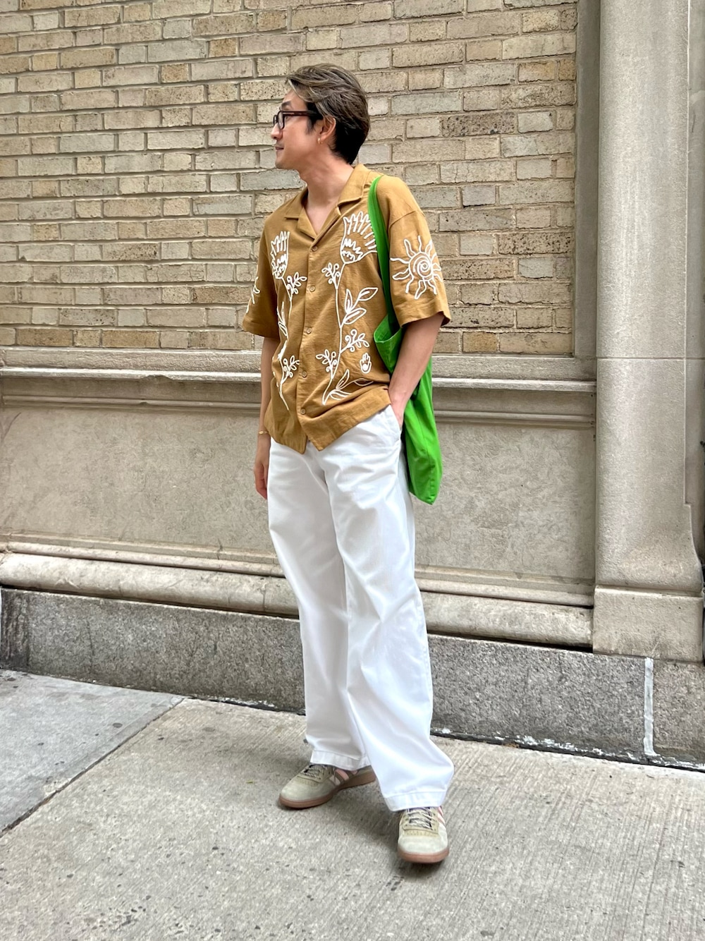 「スニーカーコーデ、今日のコーデ、シャツスタイル、夏コーデ、ベージュ、zara、休日スタイル、オトナカジュアル」｜「ZARAのアイテム（シャツ/ブラウス、ベージュ系）」を使った、d29p26buさん（メンズ・174cm）の春コーディネートの1枚目の写真