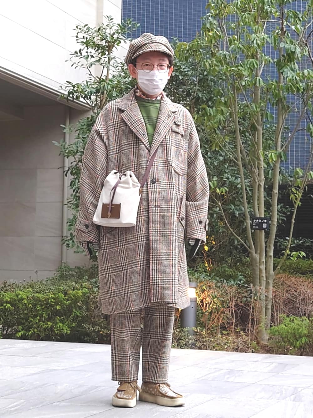 「40ct&525、タケオキクチ(TAKEO KIKUCHI)、ハリスツイード、セットアップ、キモノスリーブ、キャスケット、Clarks original、プルオーバーニット」｜「Clarksの＜CLARKS＞ WALLABEE CUP/シューズ（モカシン/デッキシューズ、ベージュ系）」を使った、ちゃばこさん（メンズ・168cm）の冬コーディネートの1枚目の写真
