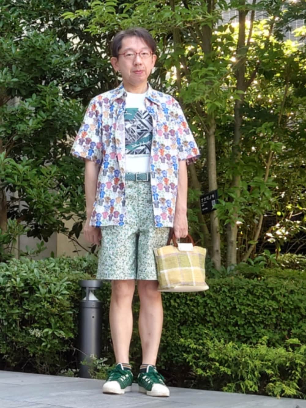 グリーン系のスニーカー、グリーン系のトートバッグ、グリーン系のその他パンツを着用したメンズの夏コーディネートの1枚目の写真