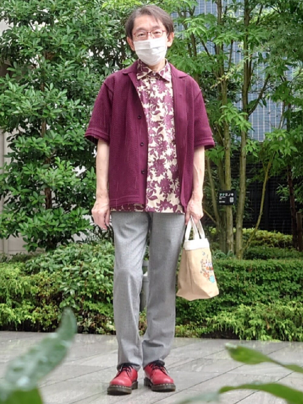 グレー系のその他パンツ、ベージュ系のトートバッグ、レッド系のドレスシューズを着用したメンズの夏コーディネートの1枚目の写真