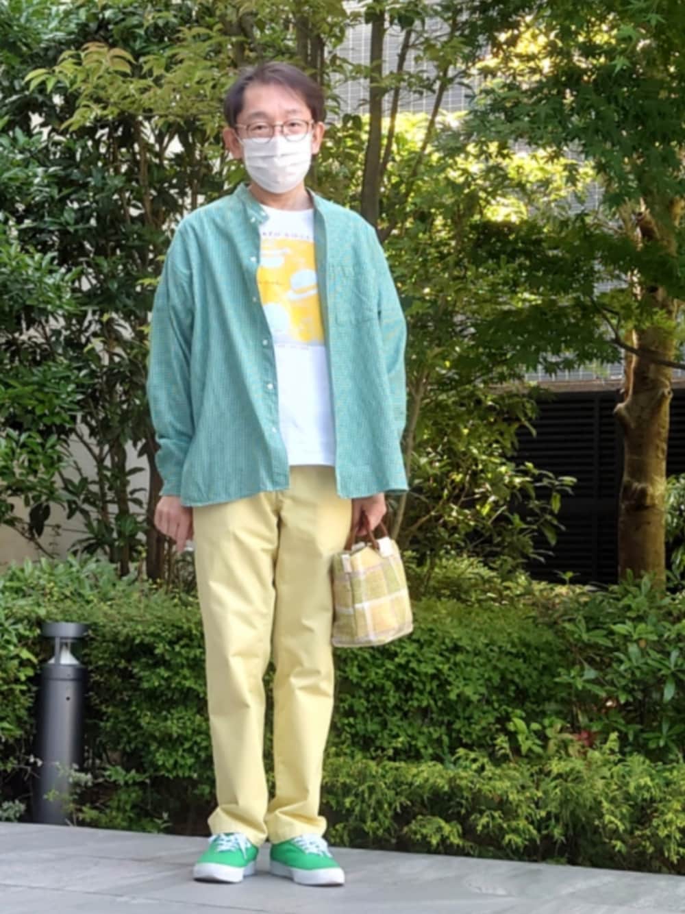 グリーン系のシャツ/ブラウス、ホワイト系のTシャツ/カットソー、グリーン系のトートバッグを着用したメンズの春コーディネートの1枚目の写真