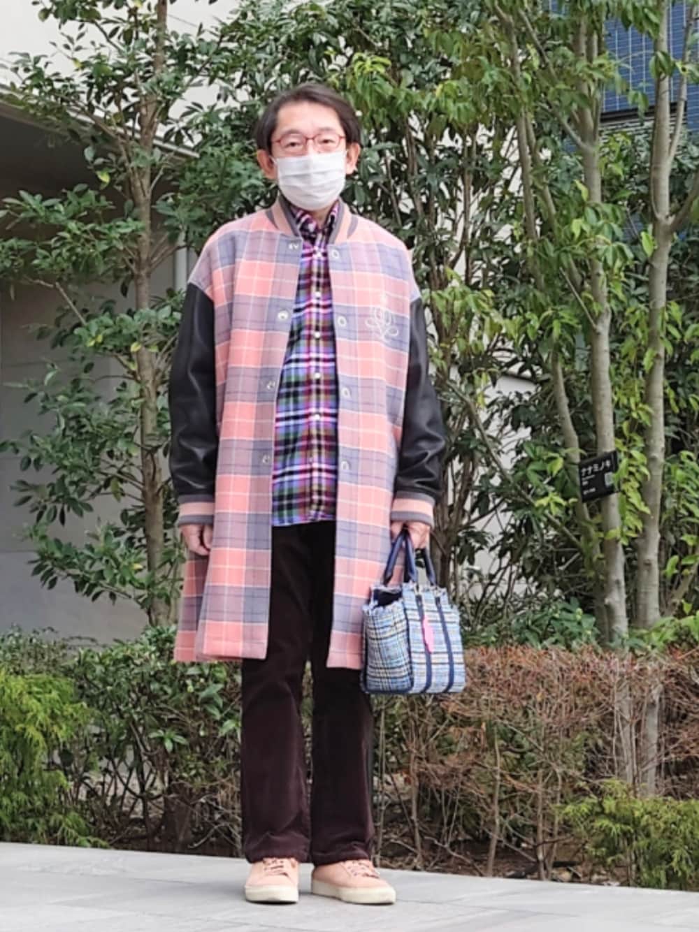 ブルー系のハンドバッグ、ブラウン系のその他パンツ、ピンク系のスニーカーを着用したメンズの冬コーディネートの1枚目の写真