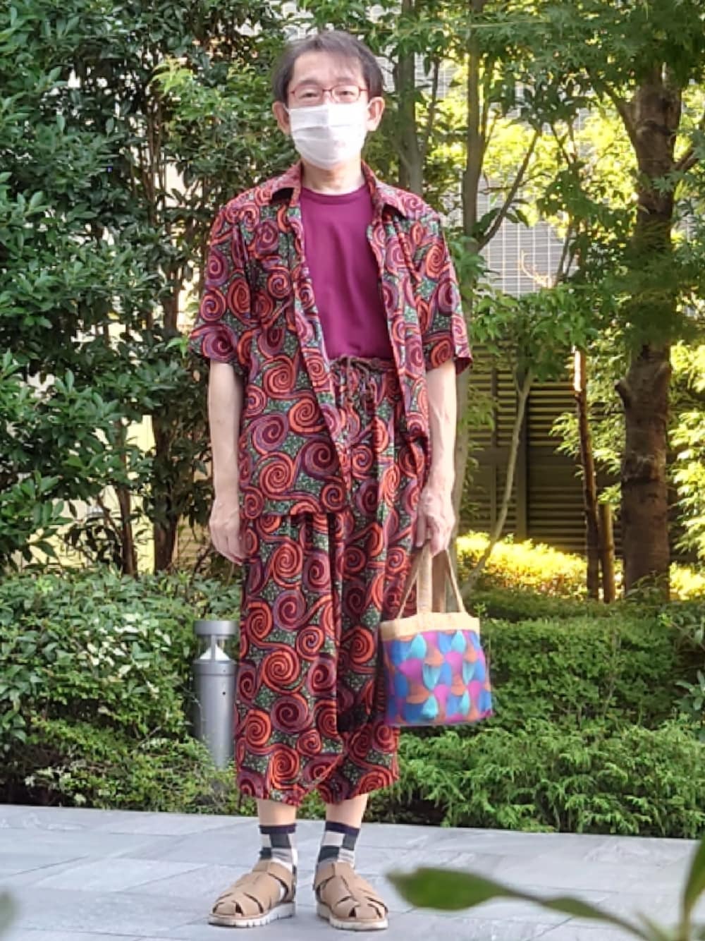 「渦巻き模様、40ct&525、タケオキクチ(TAKEO KIKUCHI)、グリーン、オレンジ、サルエルパンツ」｜「TAKEO KIKUCHIのグルカサンダル（サンダル、ベージュ系）」を使った、ちゃばこさん（メンズ・168cm）の秋コーディネートの1枚目の写真