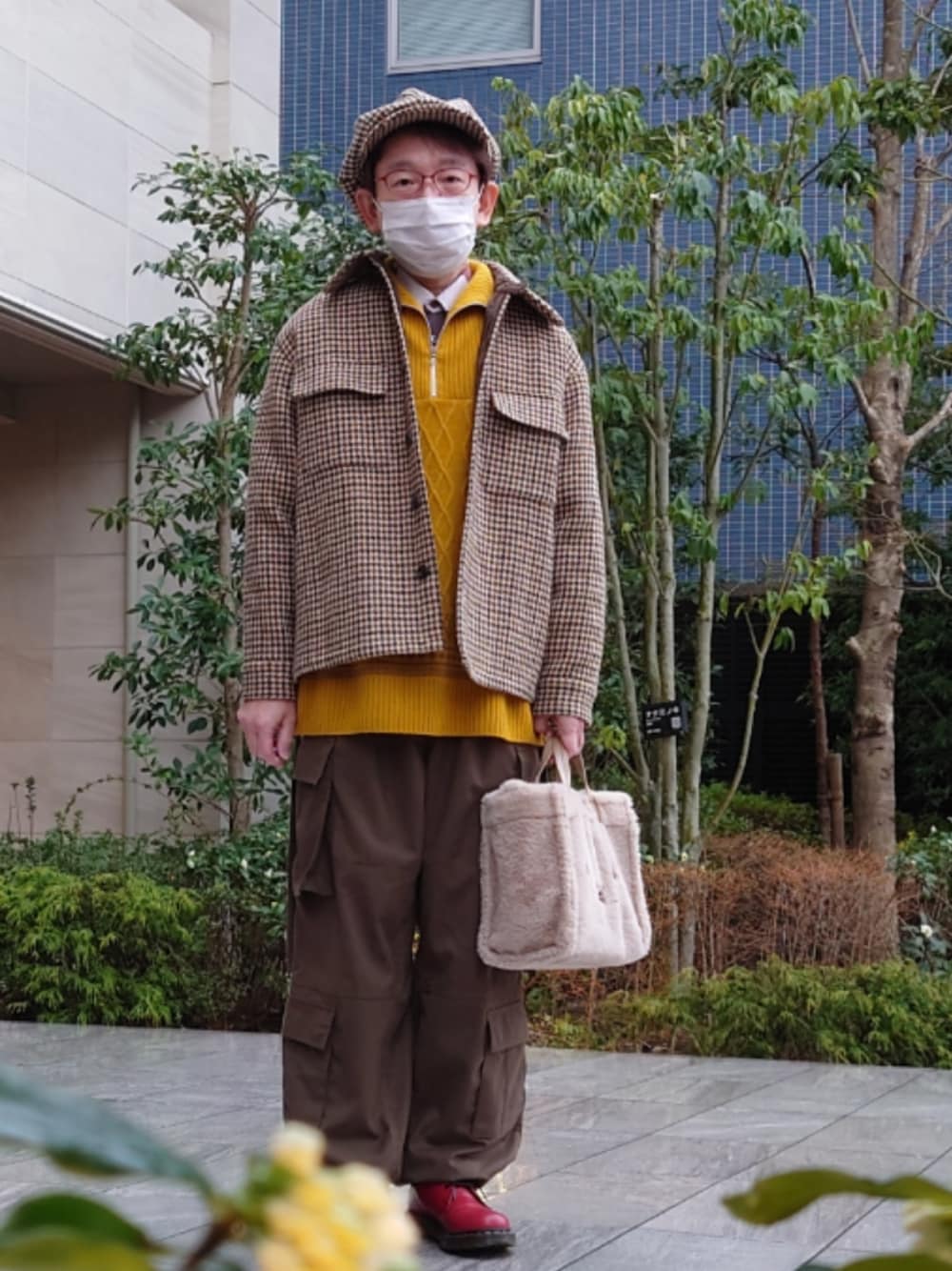 「ハリスツイード、40ct&525、タケオキクチ(TAKEO KIKUCHI)、キャスケット、ガンクラブチェック、ハーフジップニット、Paul Smith、大花柄、tk.TAKEO KIKUCHI、カーゴパンツ、Dr.Martens」｜「SifflerのSiffler ミッフィーバッグ（ハンドバッグ、ベージュ系）」を使った、ちゃばこさん（メンズ・168cm）の春コーディネートの1枚目の写真