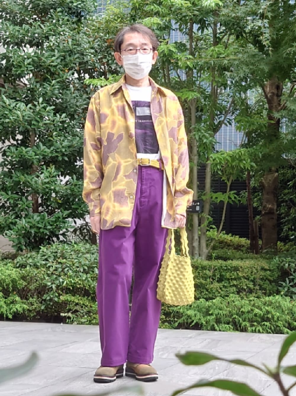 パープル系のその他パンツ、イエロー系のハンドバッグ、ホワイト系のTシャツ/カットソーを着用したメンズの秋コーディネートの1枚目の写真