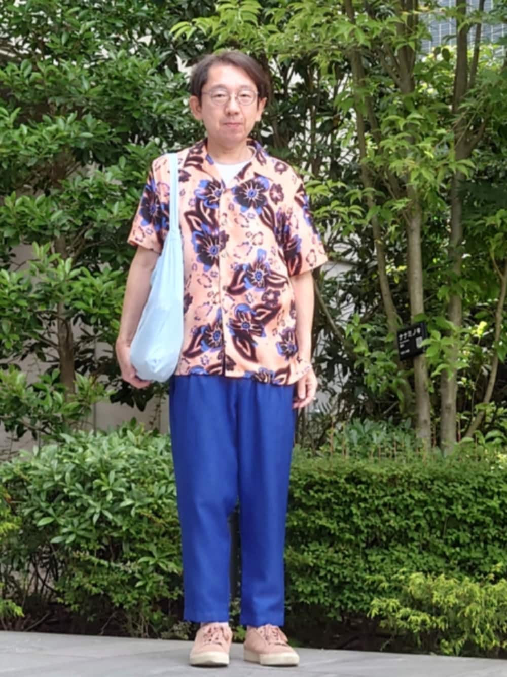ブルー系のその他パンツ、ピンク系のスニーカー、オレンジ系のシャツ/ブラウスを着用したメンズの夏コーディネートの1枚目の写真