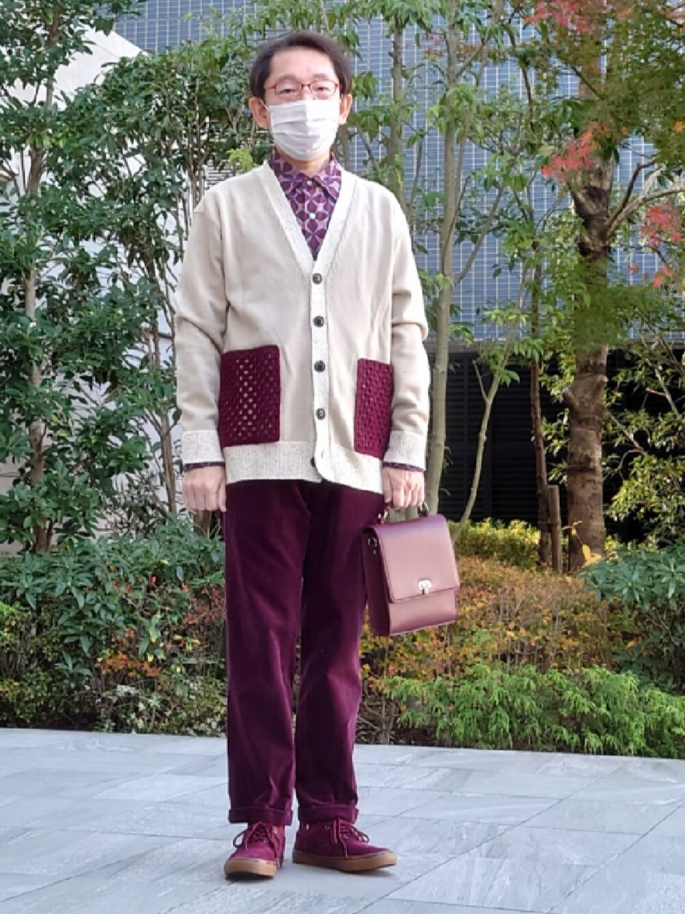 レッド系のその他パンツ、レッド系のショルダーバッグ、レッド系のスニーカーを着用したメンズの冬コーディネートの1枚目の写真