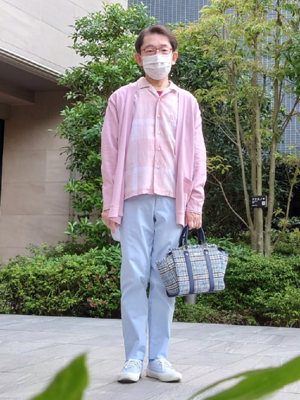 ブルー系のハンドバッグ、ブルー系のその他パンツ、ブルー系のシューズを着用したメンズの春コーディネートの1枚目の写真