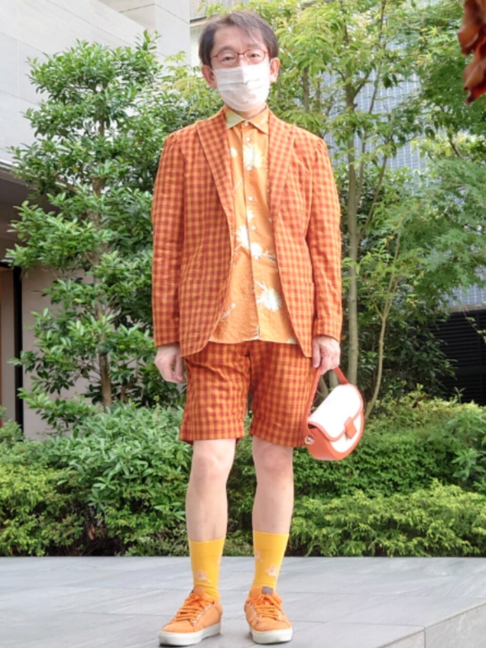 セットアップ（オレンジ系）を使ったメンズ人気ファッション