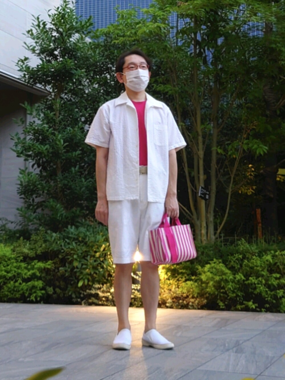 ホワイト系のシャツ/ブラウス、ピンク系のTシャツ/カットソー、ホワイト系のその他パンツを着用したメンズの夏コーディネートの1枚目の写真
