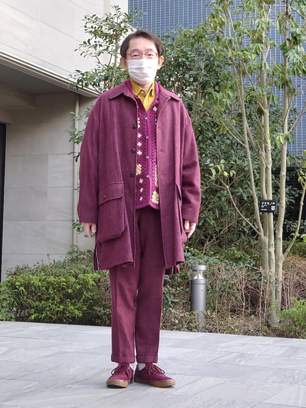 レッド系のパンツ、レッド系のスニーカー、レッド系のジャケット/アウターを着用したメンズの冬コーディネートの1枚目の写真