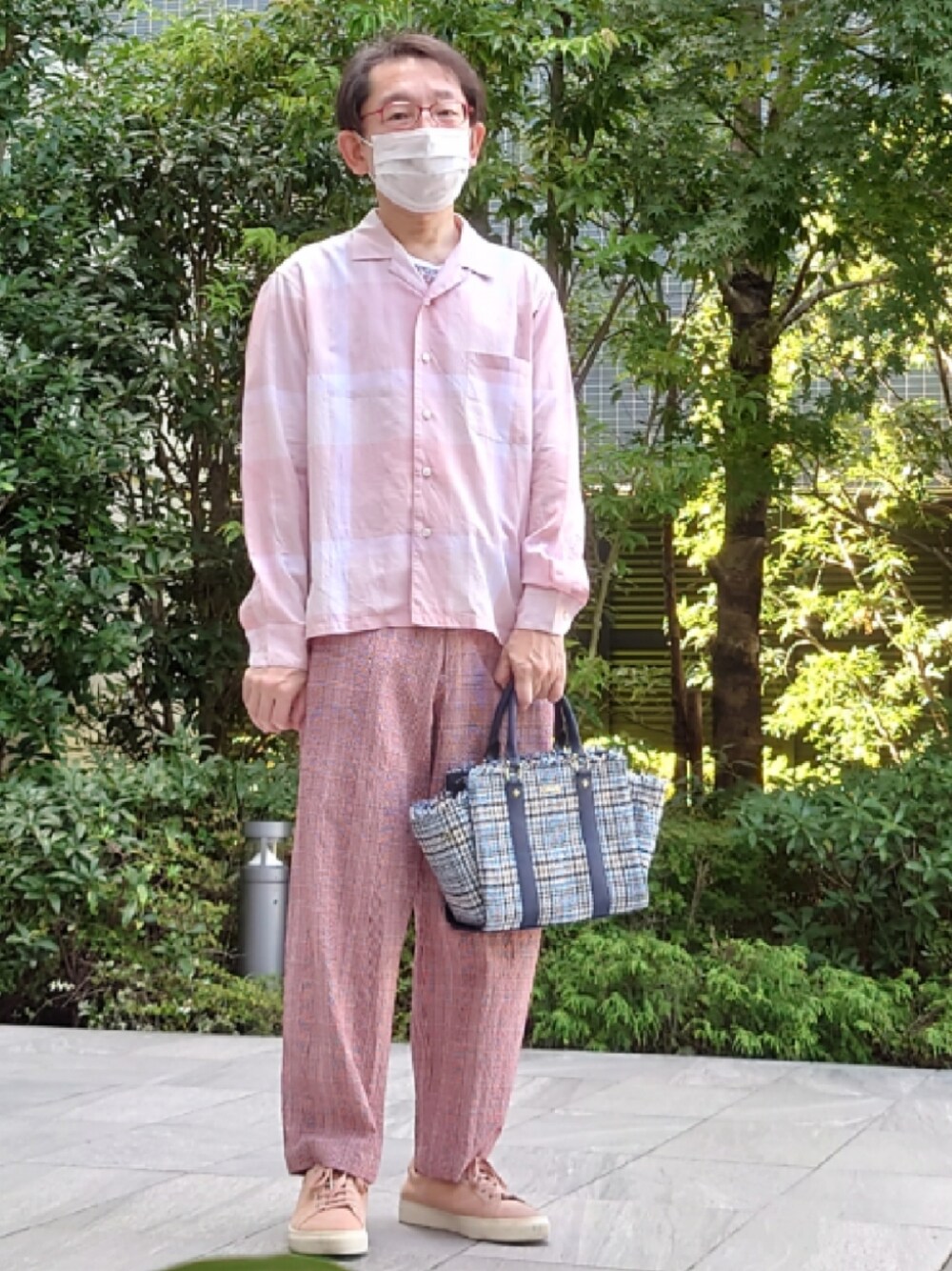 ブルー系のハンドバッグ、レッド系のパンツ、ピンク系のスニーカーを着用したメンズの秋コーディネートの1枚目の写真