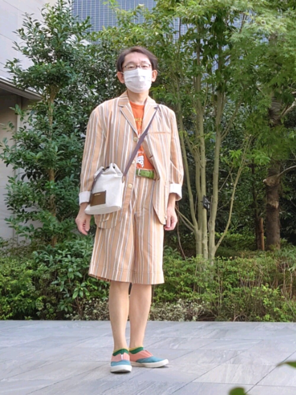 「BEAUTY&YOUTH UNITED ARROWS、タケオキクチ(TAKEO KIKUCHI)、40ct&525、オレンジ、セットアップ、ストライプ、ハーフパンツ、Moonstar」｜「TAKEO KIKUCHIのシャンブレーキャンバス レザーコンビ 巾着 ショルダーバッグ（ショルダーバッグ、ブラウン系）」を使った、ちゃばこさん（メンズ・168cm）の秋コーディネートの1枚目の写真