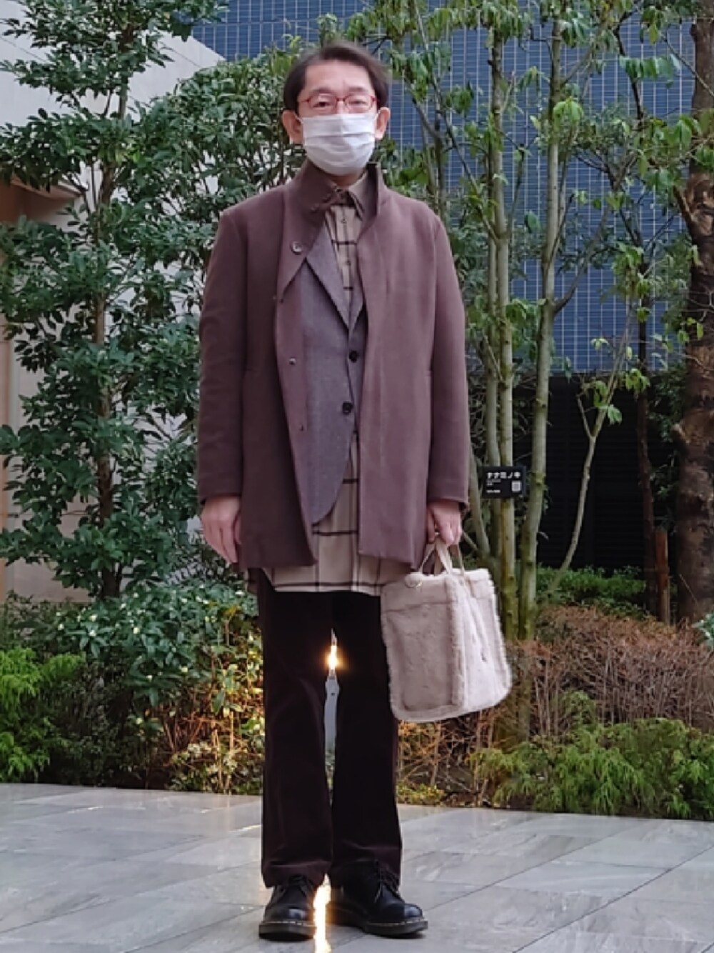 ベージュ系のハンドバッグ、ブラウン系のその他パンツ、ブラック系のドレスシューズを着用したメンズの冬コーディネートの1枚目の写真